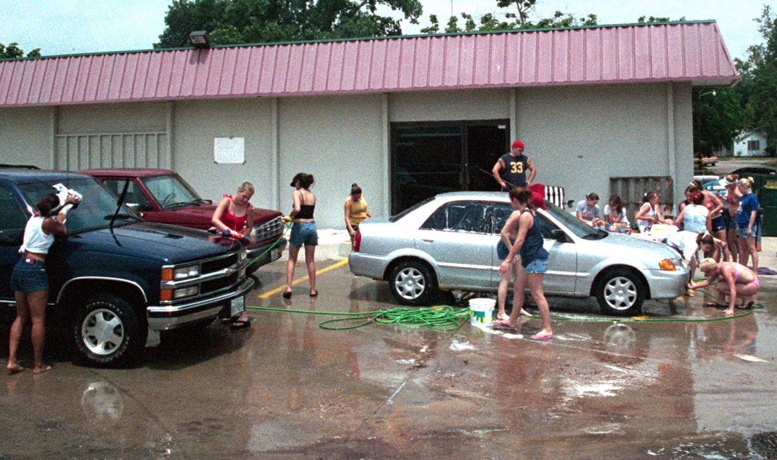 Hutto, Texas - nuttin' like good ole-fashioned child labor. Note the slave driver in the jersey flexing his muscles.