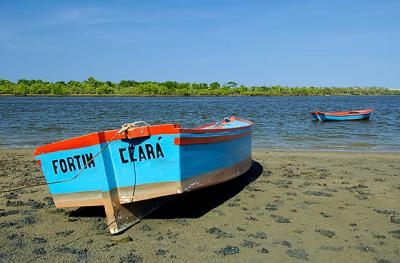 Barcos no rio jaguaribe, praia fluvial do Fortim