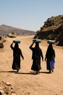 3 young women carrying water near Manakha...