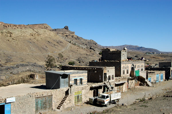 Small settlement between Sana'a and Manakha
