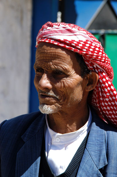 Old man from the Husn Al-Hajjarah hotel, Yemen