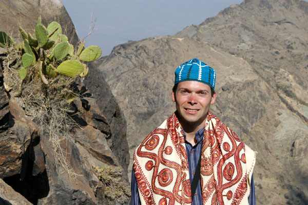 Roy with his Yemeni shawl and hat at Al-Khutayb