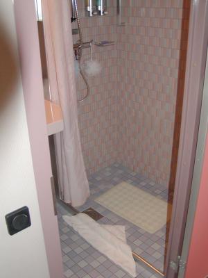 Cabin M115-Bathroom -003
