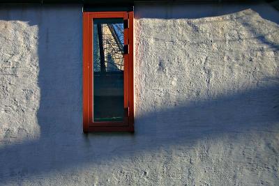 Small red window *