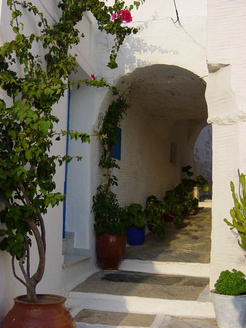 Green and white arch in Pyrgos