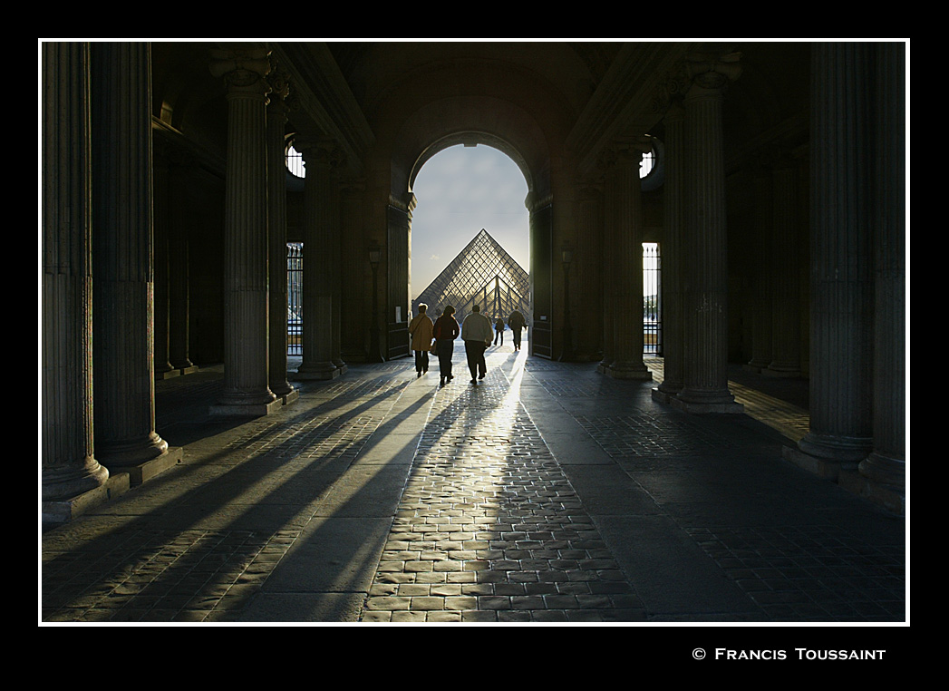 Le Louvre - Entering Cour Napoleon