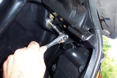 Saddlebag inner bolt removal