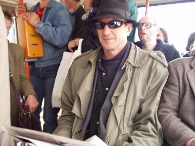 reserveoberst hubsi kramar kontrolliert sitzpltze im bus