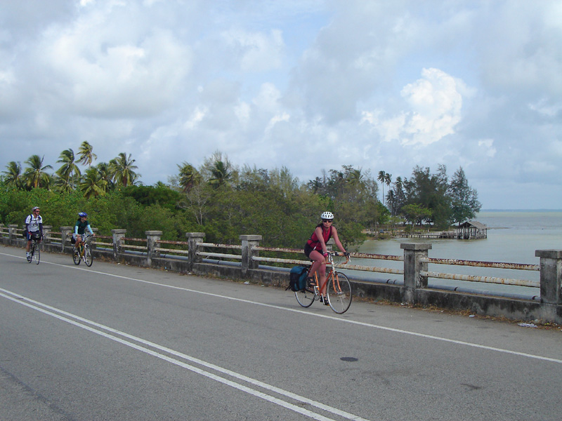 Lady Su with color matching bike, jersey & skin (sun burnt)