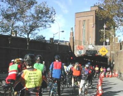 Sixty and hundred milers queue up at the entrance to the Lincoln Tunnel. (Photo by Jim Zisfein)
