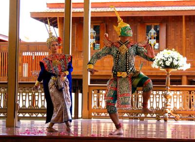 Khon masked drama: female with green faced demon