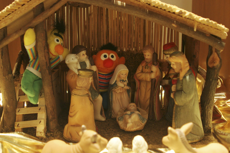 bert & ernie join in the nativity! 01