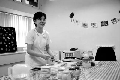 Community Nurse Teaching Healthy Cooking