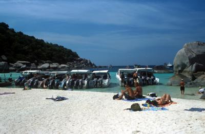 iTHAI_Speedboats+tourists.jpg