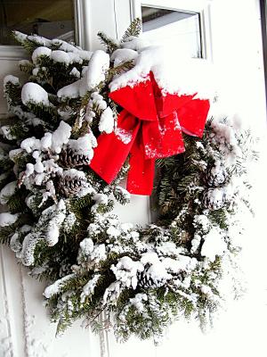 u10/lrolfe/medium/37930246.snowwreath.jpg
