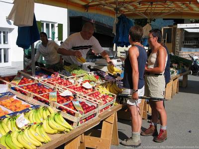 Riezlern - Walser Wochenmarkt - Banan soll man essen