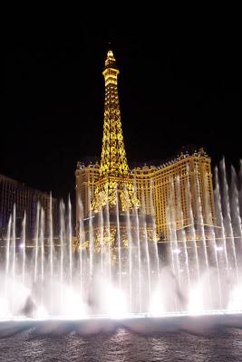 dancing fountains and eiffel tower