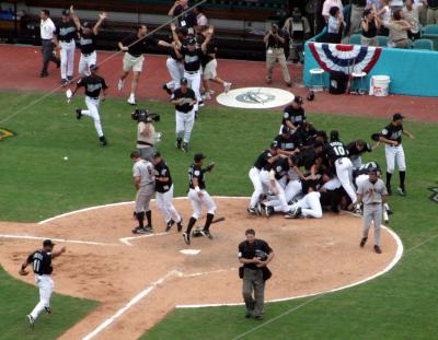 Marlins beat Giants in Game 4 after tag out at the plate by Pudge.
