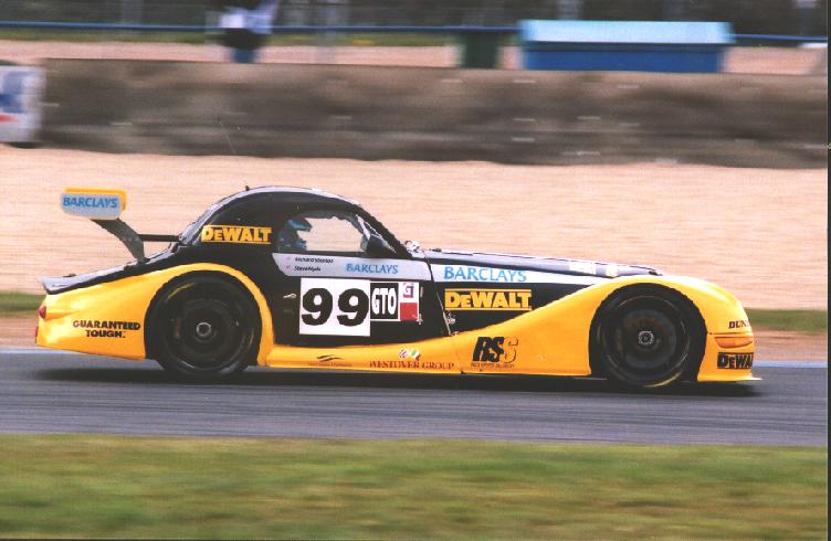 De Walt Aero 8 racing at Donnington