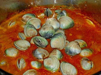 clams in zuppa pot