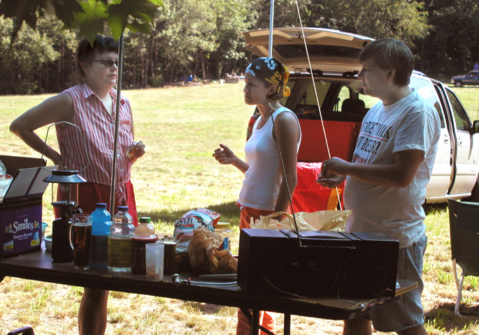 Jessica Parker (center) chats with Gail and Brian Matt