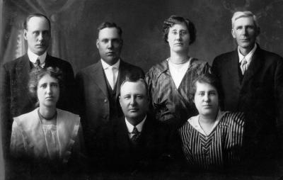 The children of Niels and Lisa Larsen
circa. 1905.
Back L-R: Albert, William, Jenny and Louis.
Front L-R: Hannah, Chris and Emma.
Not in this photo: Lena (died 1904)