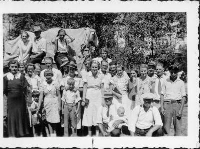 Gladys Larsen at centre of picture.