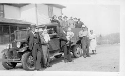 A group of visitors at the Larsen Farm
Standing in front L-R:
Ray & Margaret with Ron
Alvin Landstrom w/ oldest child (Laverne?)
Chris & Hannah
Gladys front left in wagon