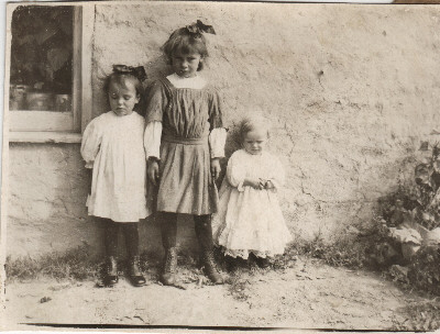 Myrtle, Dot and Ken
Wood Mountain
circa 1917