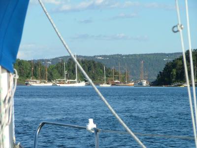 Sundet i Sandvika ut mot Oslofjorden er fullt av bter sommerstid