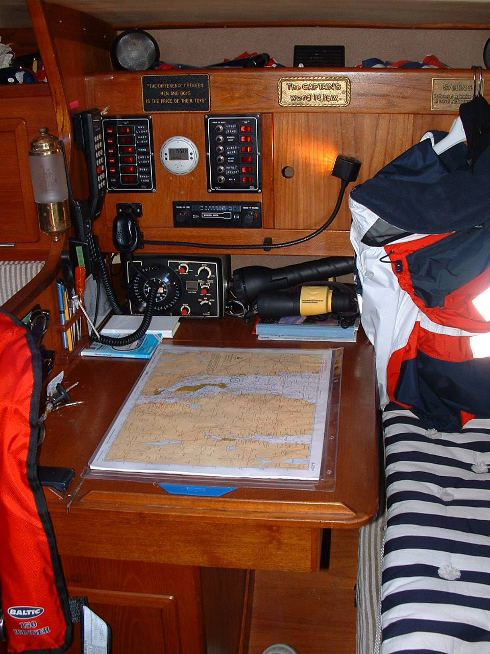 Captains Office - Kartbord VHF Ekkolodd.JPG