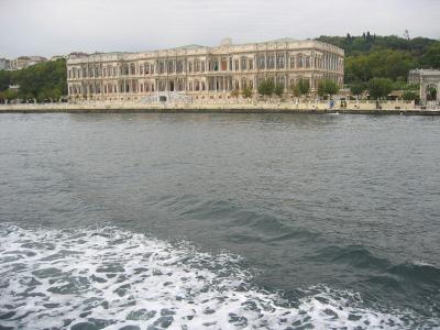 That's the Ciragan Palace Hotel Kempinski (thanks to the mgmt for that info).