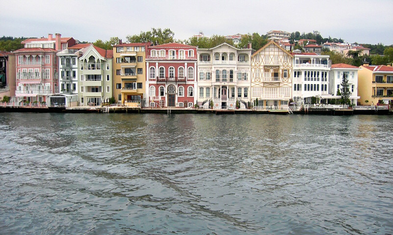 These are yali  (shorefront wooden townhouses)