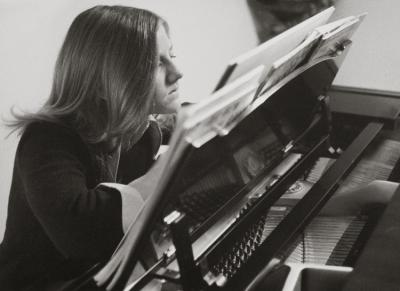 u11/bmcelya/medium/38000770.MySisterthePianist.jpg