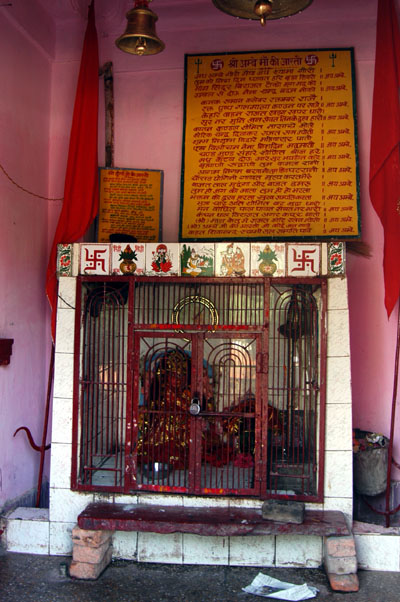 A small road side Hindu temple