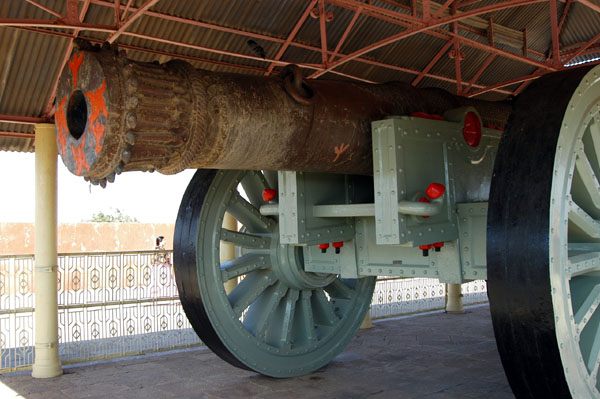 Jaivana, a huge 50 ton cannon (1720) Jaigarh Fort