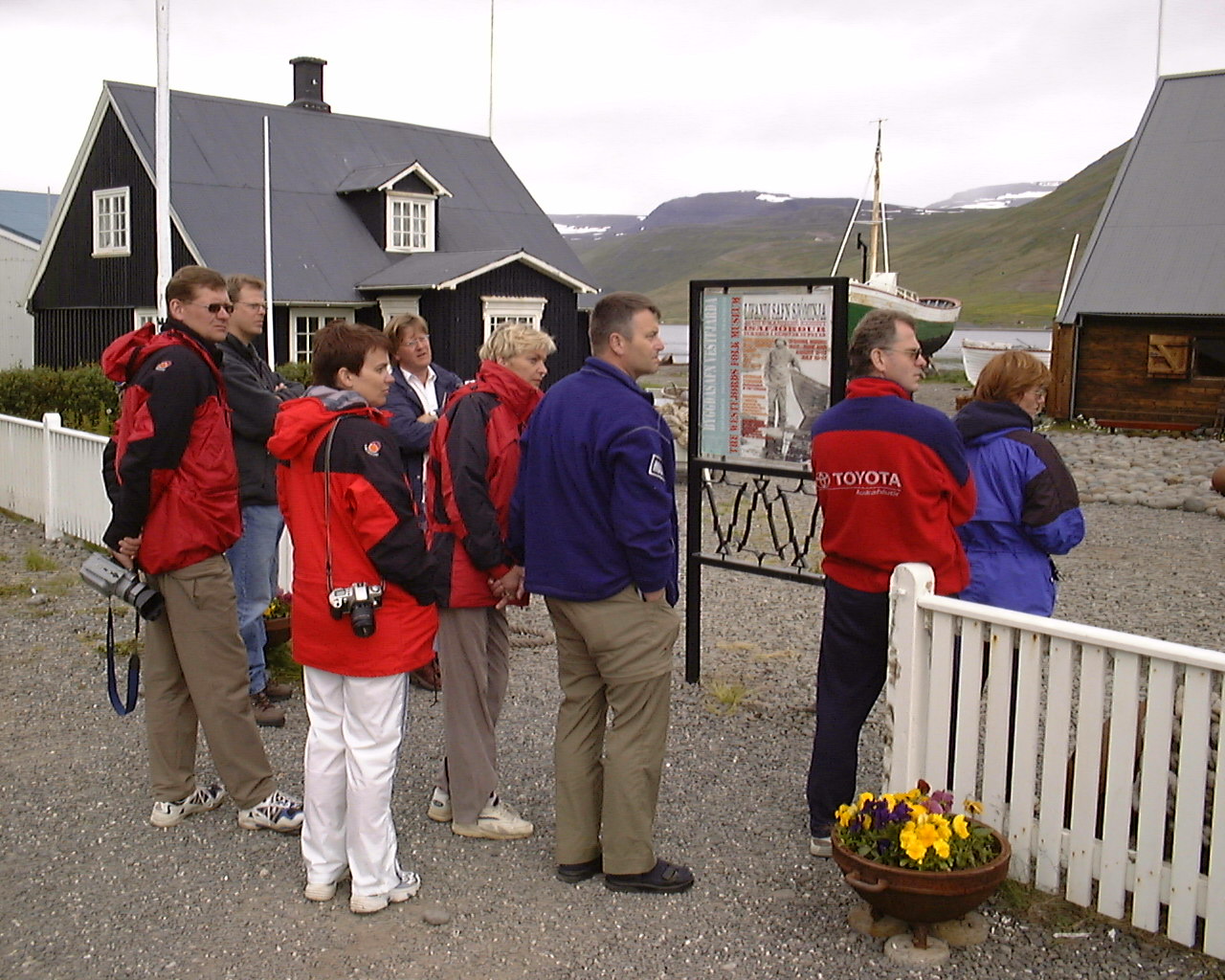 <a href=http://www.archipelago.nu/SKARGARD/ENGELSKA/ICELAND/isafjordur.htm> Eyrinni</a> - safiri