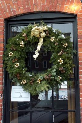 u11/cernynh/medium/38102917.px04wreathglassdoorM313072lg.jpg