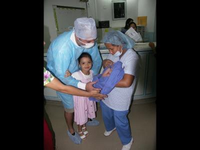 Hannah, 4yrs old, is the first to meet her brother.