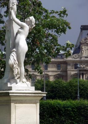 outside the louvre - touilliers