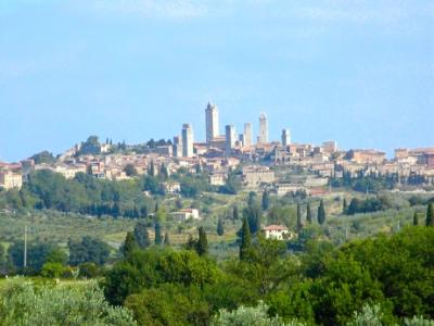 San Gimignano: From 12th c. Warring families built towers as sign of wealth & for protection from each other and outsiders.