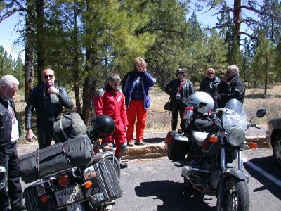 At Bryce's Fairytale Canyon we chat wth some German moto-tourists