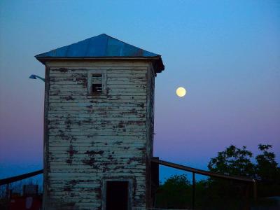 u11/fuzzyone/medium/2749792.Image1moontower1.jpg
