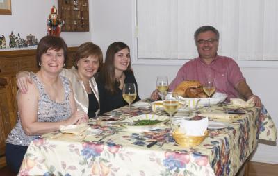 Repas traditionnel avec une belle grosse dinde.