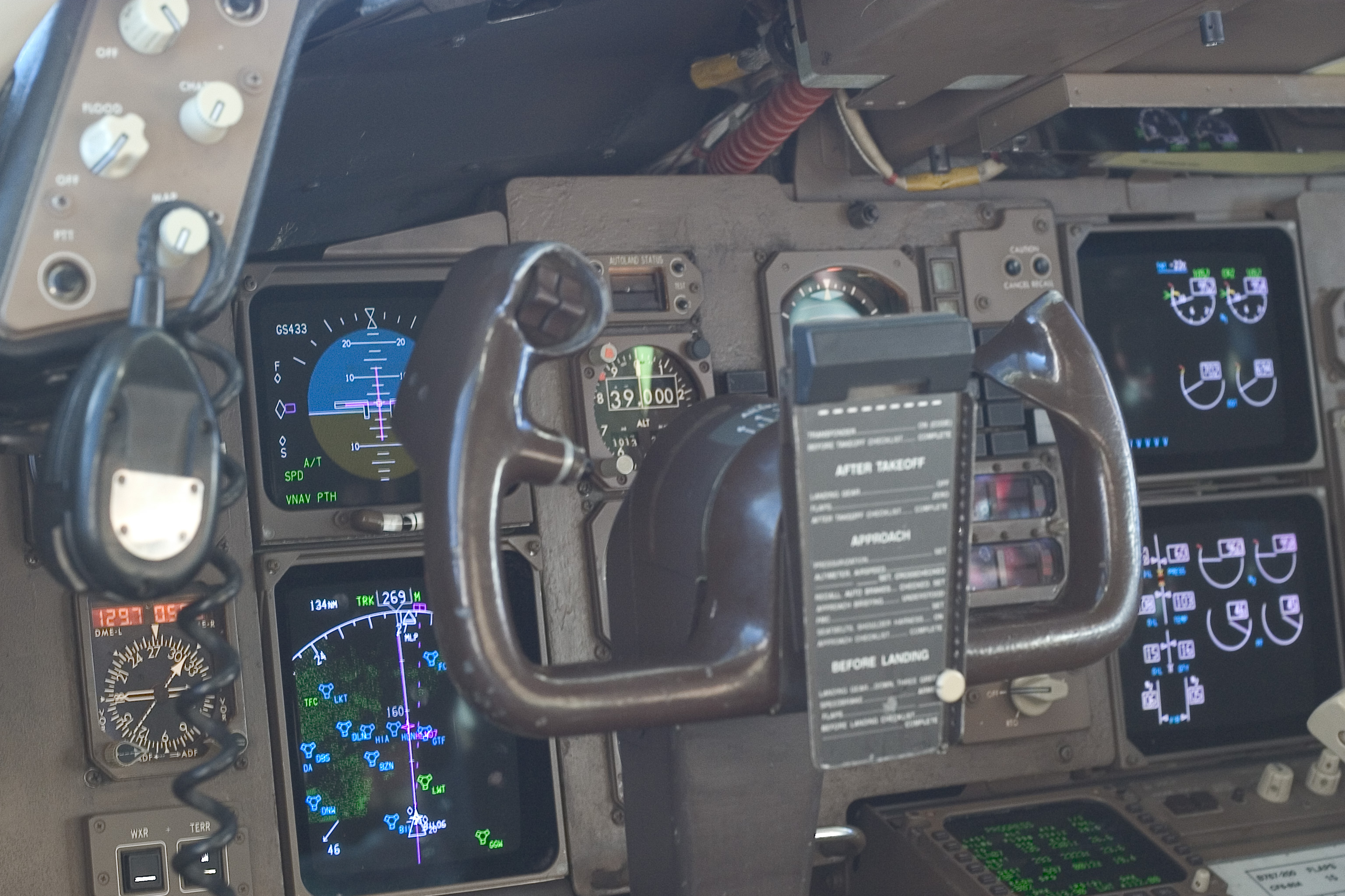 767cockpit.jpg