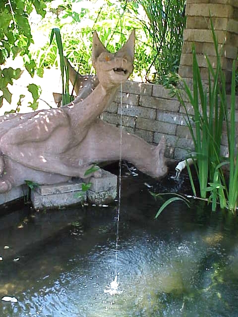 The three-headed feline fountain...