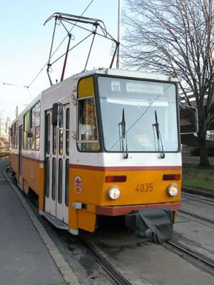 Tram #18 passes through Dbrentei Tr