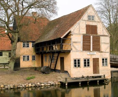 DEN GAMLE BY