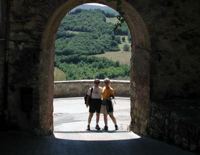 Evelyn and Sona at the Murlo gate