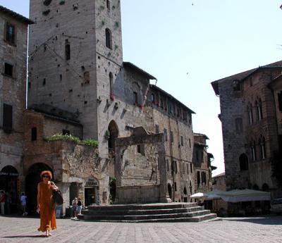 Woman in orange in the Piazza della Cisterna